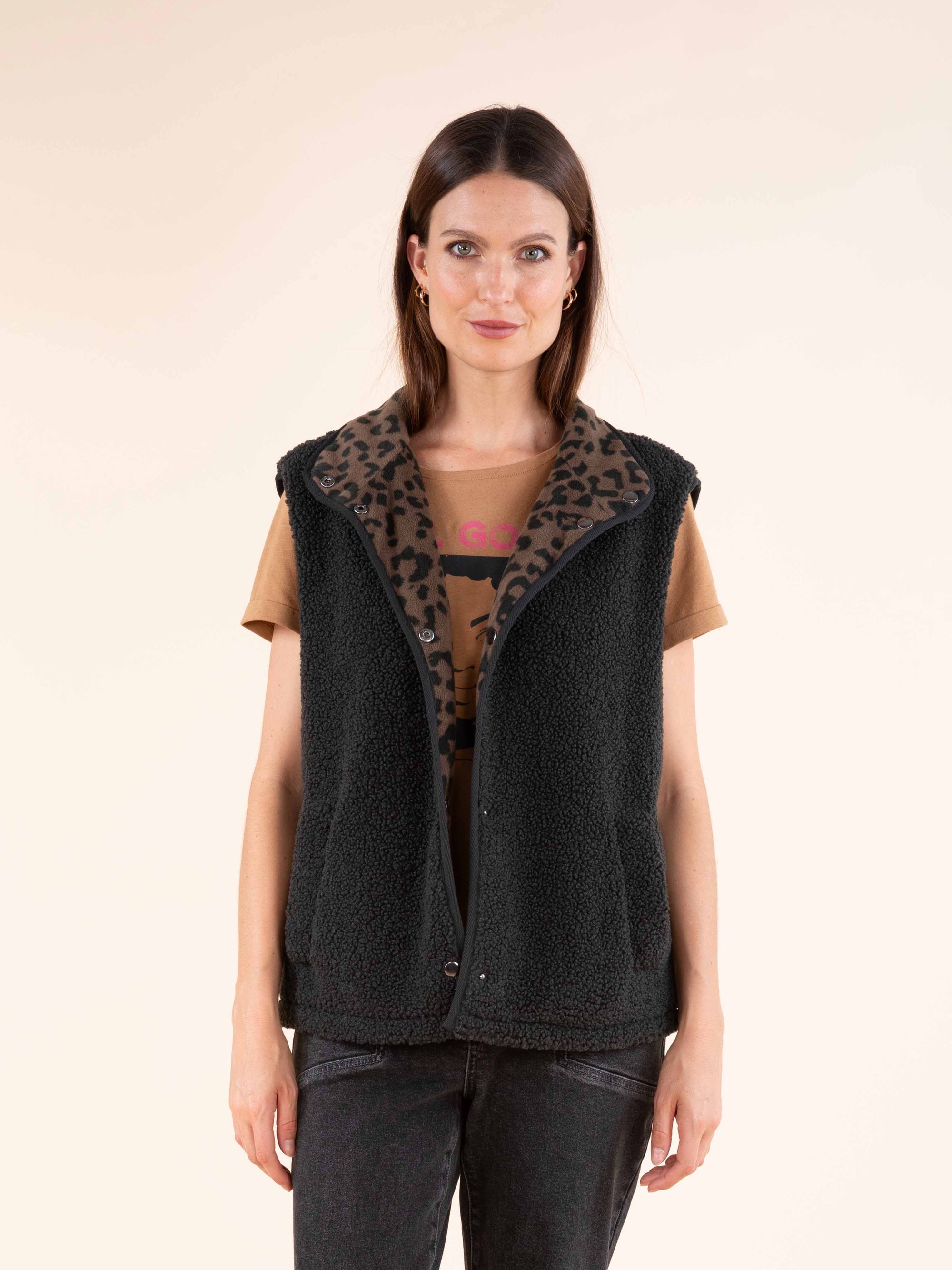 Reversible Leopard Gilet in Anthracite