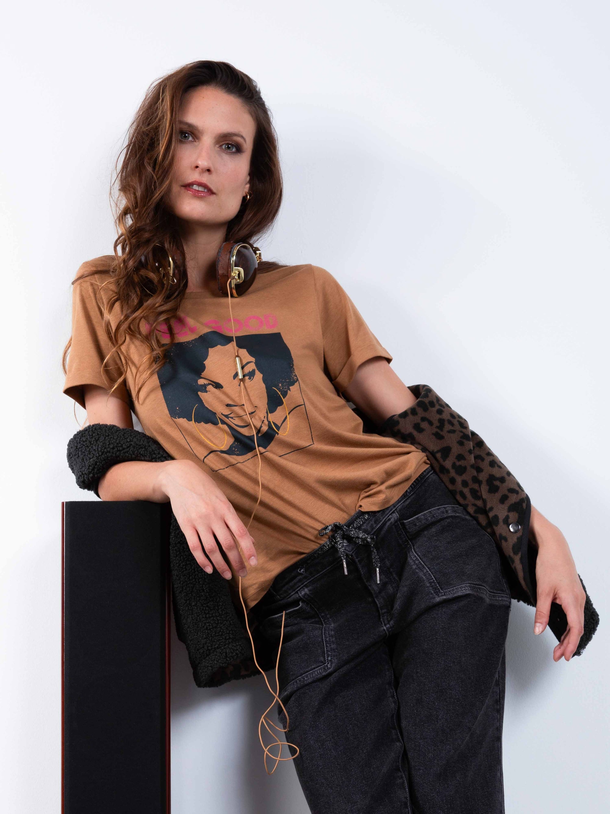 Feel Good T-Shirt in Hazlenut