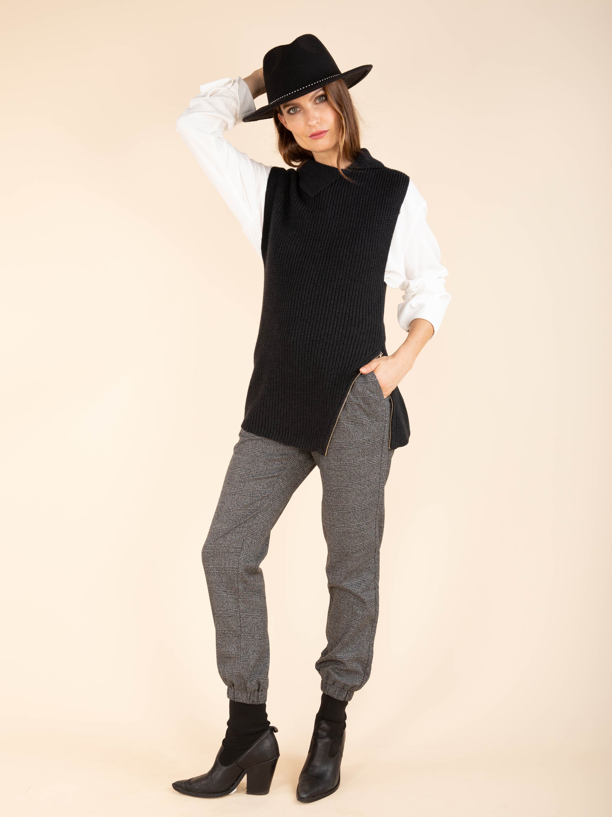 Sleeveless Zip-Up Jumper in Anthracite