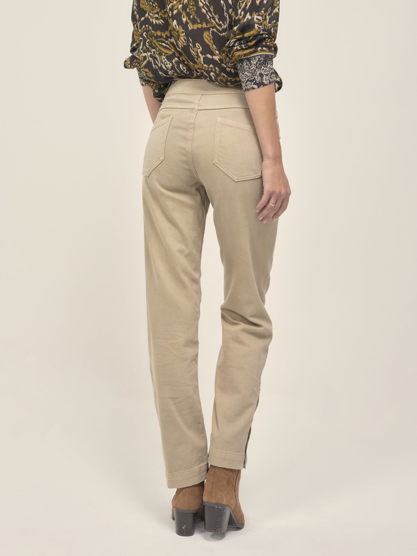 Trouser with buttons at leg Putty