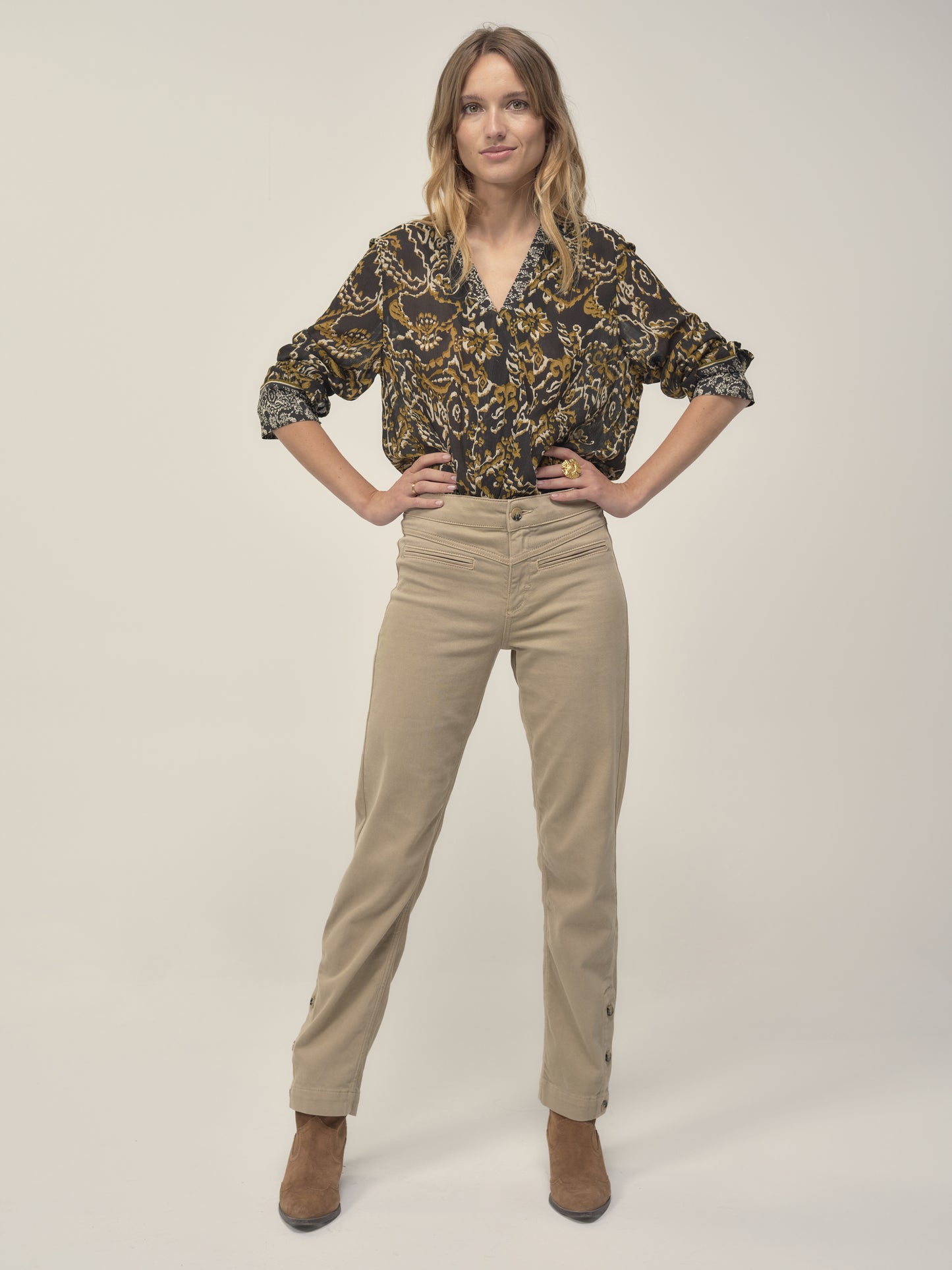 Trouser with buttons at leg Putty