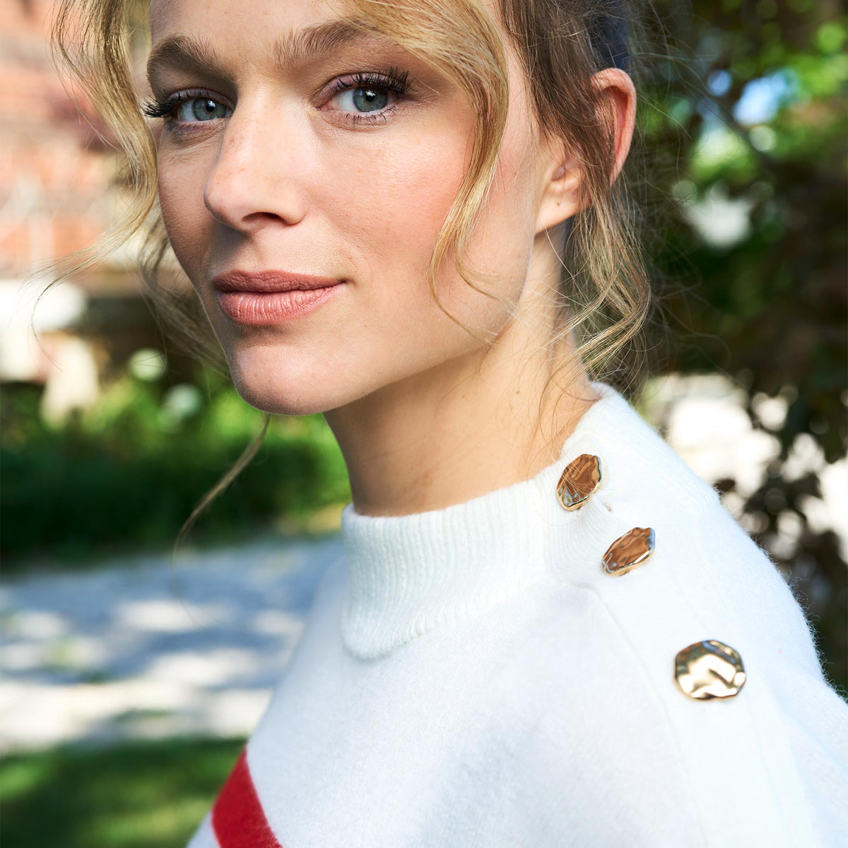 Tortue knitwear: white jumper with gold buttons